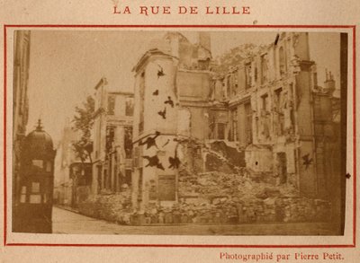 Pariisin kunta (1871): näkymä Pariisin rue de Lille -kadulla tuhoutuneista rakennuksista toukokuussa 1871. Valokuva Pierre Pepetitista. Tulostus kartongille, himmennys. 9x5,4 cm tekijältä Unbekannt