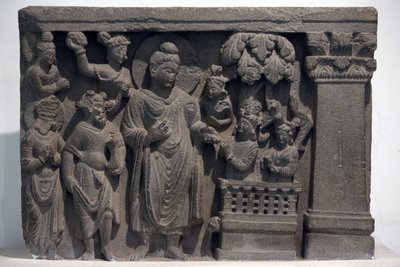 Intian kansallismuseo, Delhi. Buddha Naga-Kalikan kanssa. Gandhara, 2. vuosisadalla jKr., Stone. Laina Mayo Collegen museosta, Ajmerista. Intia. tekijältä Unbekannt