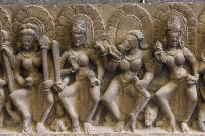 Intian kansallismuseo, Delhi. Saptamatrikas (seitsemän jumalallista äitiä). Pratihara tekijältä Unbekannt