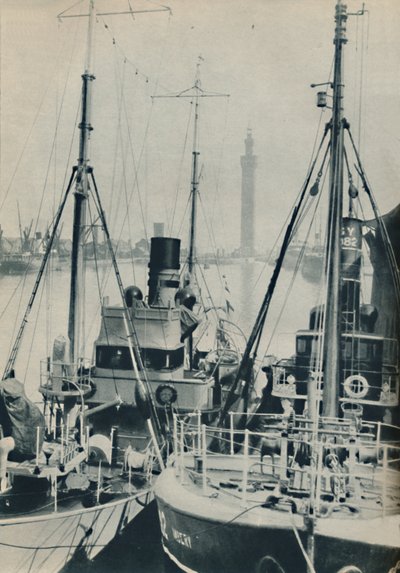 Naval Trawler, HMS Liffy Grimsbyn kalastusaluksen rinnalla Grimsby Docksissa, 1937 tekijältä Unbekannt