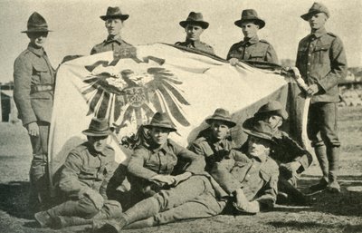 Uuden-Seelannin sotilaat vangitun Saksan lipun kanssa, ensimmäinen maailmansota, 1914, c1920. tekijältä Unbekannt