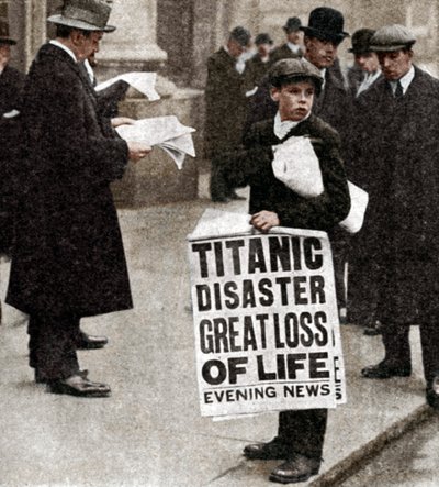 Sanomalehtipoika uutisoi Titanicin katastrofista 14. huhtikuuta 1912 tekijältä Unbekannt