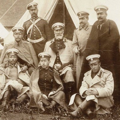 Nikolai Nikolajevitš, ruhtinas Odojevski-Maslov keskellä Life Guard Cavan upseerien kanssa tekijältä Unbekannt