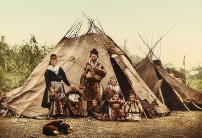 Norja. Rag (siemen) - perhe teltan edessä. Noin 1900. Photochrom. Valokuvaus: Photoglob / Zurich tekijältä Unbekannt