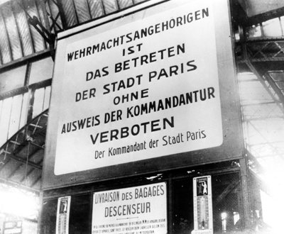 Ilmoitus rautatieasemalla Saksan miehittämässä Pariisissa, 17. heinäkuuta 1940 tekijältä Unbekannt