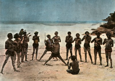 Uusi-Guinea. Papualaisten Barioles-tanssi, Papua-Uusi-Guinea. Papuan heimotanssi, 1900. tekijältä Unbekannt