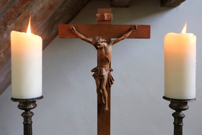 Obersteinbach, Bas-Rhin, Ranska, 29.5.2014 - Kynttilät ja krusifiksit. luterilainen temppeli. tekijältä Unbekannt