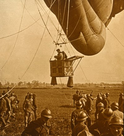 Vihollisasemien tarkkailu padolle ilmapallosta, c1914-c1918 tekijältä Unbekannt