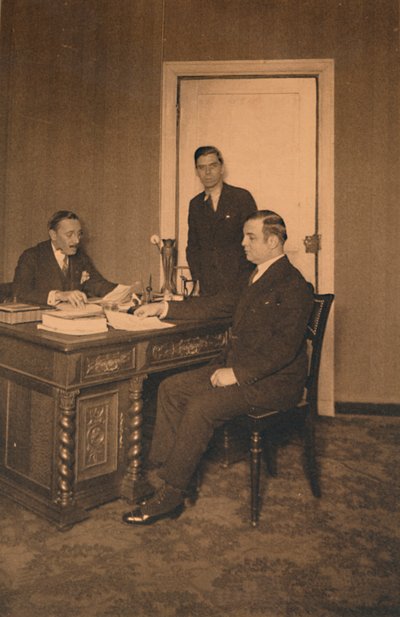 Sihteerin toimisto Kuuban suurlähetystössä Brysselissä, Belgiassa, 1927. tekijältä Unbekannt