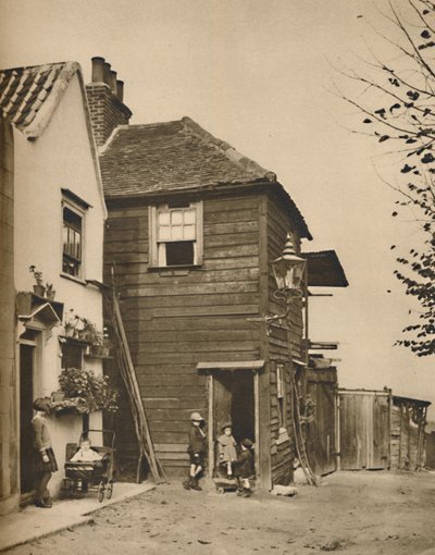 Vanhat talot Highgatessa, joiden ovista kyläläiset katselivat linja-autoja, n. 1935. tekijältä Unbekannt