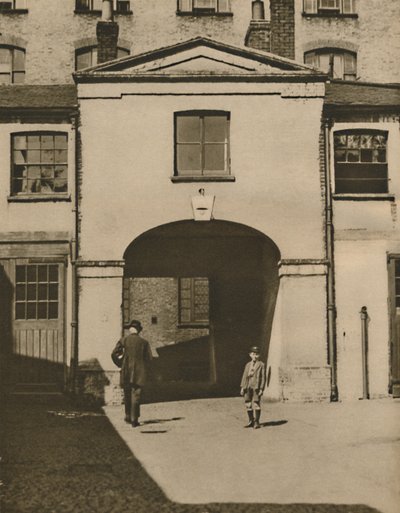 Old Mews sanoi olleen Iron Dukes -talli Knightsbridgessä, vuodelta 1935. tekijältä Unbekannt