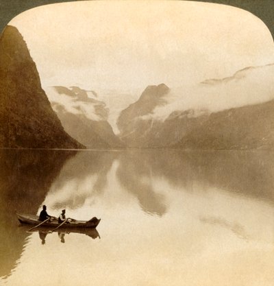 Synkällä Olden-järvellä, pilvien peittämien vuorten välissä, Maelkevold-jäätikölle, Norjaan, 1905. tekijältä Unbekannt