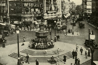 Yksi Lontoon rakastetuimmista patsaista on Eroksen patsas, joka nousee Piccadilly Circun suihkulähteen yli. tekijältä Unbekannt