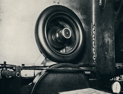 Yksi Sir Malcolm Campbellsin renkaista, joiden nopeus on 300 m/h, 1937 tekijältä Unbekannt