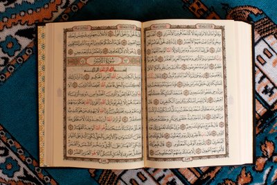 Avaa Kuran ja rukousmatto, Tunisia tekijältä Unbekannt