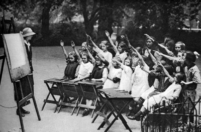 Ulkoilmaluokka Lincolns Inn Fieldsissä, Lontoossa, 1926-1927 tekijältä Unbekannt