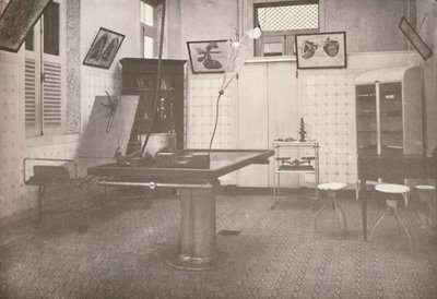 Lääkäri-oikeudellisen palvelun leikkaussali, 1914 tekijältä Unbekannt