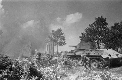 Operaatio Kutuzov. Neuvostojoukot seuraavat tankkejaan lähellä Orelia tekijältä Unbekannt