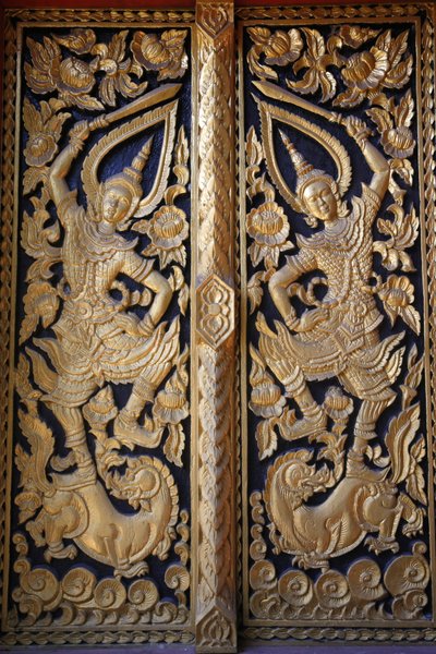 Koristeellinen temppelin ovi Wat Chedi Luangissa Chiang Maissa. Thaimaa tekijältä Unbekannt