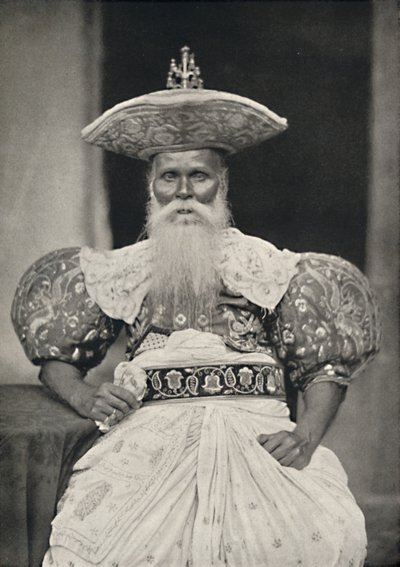Paikallinen johtaja Kandyssa vanhassa sinhala-asussa, 1926 tekijältä Unbekannt