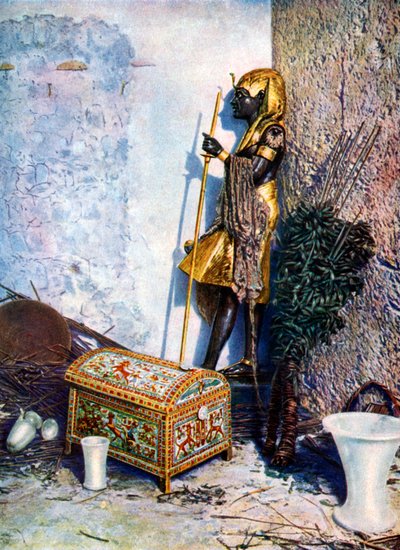 Maalattu vaatearkku, joka sijaitsee Tutankhamensin patsaan juurella, Egypti, 1933-1934 tekijältä Unbekannt