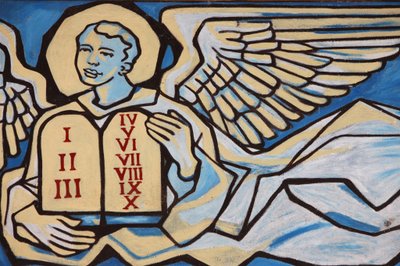 Maalaus Our Lady of Togon kirkossa: Enkeli pitelee lain pöytää, Togoville, Togo tekijältä Unbekannt
