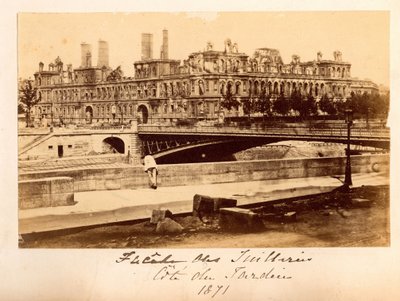 Paris Commune (1871): näkymä Arcolen sillalle ja Hotel de Villelle toukokuun 1871 palon jälkeen. Nimetön valokuvaus. Tulosta kartongille tekijältä Unbekannt