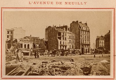 Paris Commune (1871): näkymä avenue de Neuillylle Pariisissa toukokuussa 1871. Valokuva Pierre Pepetitista. Tulostus kartongille, himmennys. 9x5,4 cm tekijältä Unbekannt