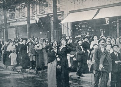 Pariisin väkijoukko katsomassa yhtä saksalaisista lentokoneista, jotka lentävät kaupungin yli, vuonna 1914 tekijältä Unbekannt