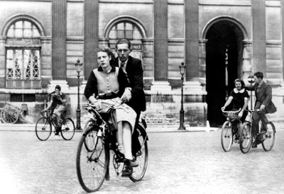 Polkupyörällä matkustavat pariisilaiset, Saksan miehittämä Pariisi, heinäkuu 1940 tekijältä Unbekannt