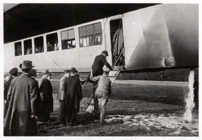 Matkustajat nousevat Zeppeliniin LZ 11 Viktoria Luise, c1912-1914 1933 tekijältä Unbekannt