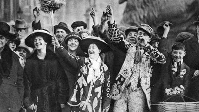 Helmikuningas ja -kuningatar hyvällä tuulella, Lontoo, 1926-1927 tekijältä Unbekannt