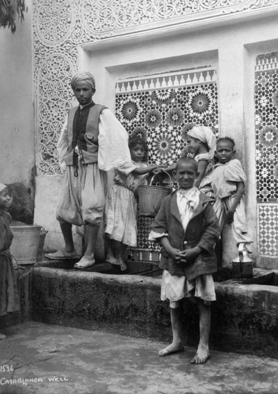 Ihmisiä kaivolla, Casablanca, Marokko, 1920-1930-luku tekijältä Unbekannt