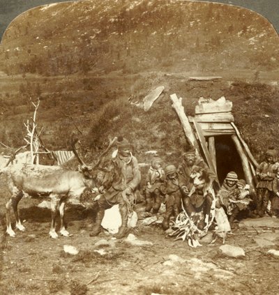 Kylmän Pohjois-Lapin kodin ja perheen ihmiset Tromssan lähellä, Norja, 1905. tekijältä Unbekannt