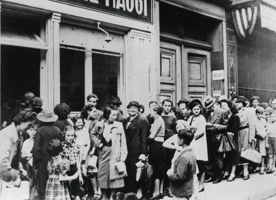 Ihmiset jonossa meijeriliikkeen ulkopuolella, Saksan miehittämä Pariisi, 26. heinäkuuta 1940 tekijältä Unbekannt