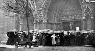 Ihmiset odottavat sateessa päästäkseen jumalanpalvelukseen Westminster Abbeyssa Lontoossa, 1910 tekijältä Unbekannt