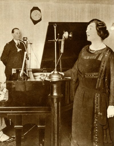 Esiintyjät laulavat duettoa yhdessä 2LO:n studioista, Savoy Hill, Lontoo, 1923, 1935. tekijältä Unbekannt