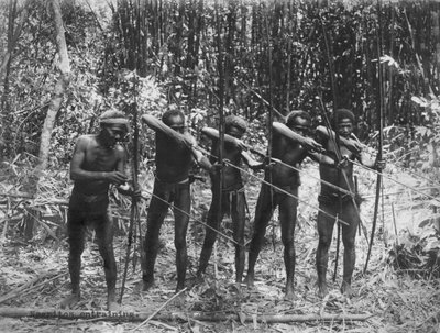 Filippiinit: n. 1890 Negrito-heimon miesjäsenet esittämässä metsästystaitojaan (m/v kuva) tekijältä Unbekannt