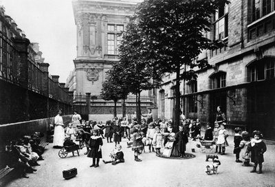 Valokuva lapsista koulussa Pariisin kommuunin aikana, 1871 tekijältä Unbekannt