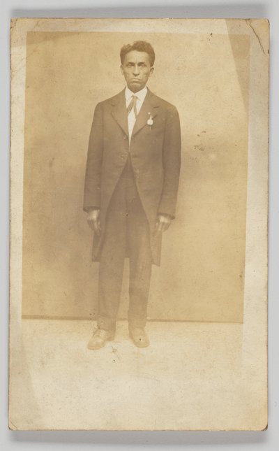 Valokuvapostikortti miehestä puvussa, 1904-1918. tekijältä Unbekannt