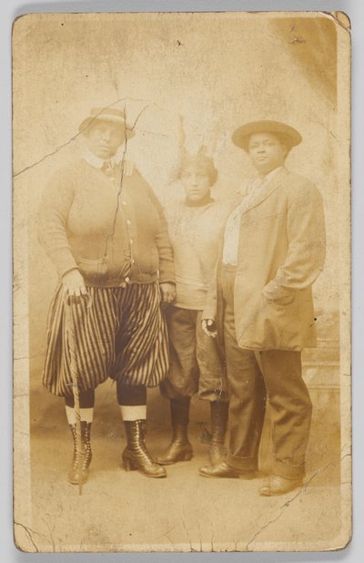 Valokuvapostikortti kolmesta tunnistamattomasta naisesta, 1904-1918. tekijältä Unbekannt