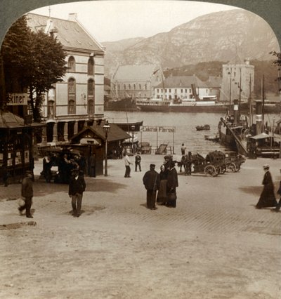 Kuvankaunis vanha linnoitus Bergenhus, nykyaikaisen kaupungin aukiolta, Bergenissä, Norjassa, 1905. tekijältä Unbekannt