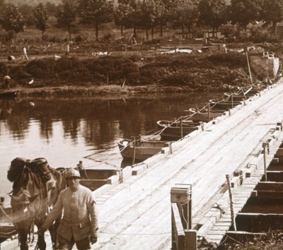 Ponttonisilta Aisne-joen yli Venizelissä, Aisnessa, Ranskassa, c1914-c1918 tekijältä Unbekannt