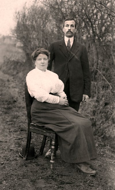 Parin muotokuva ulkona, 1900-luvun alku tekijältä Unbekannt
