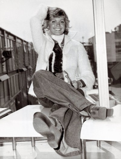 Muotokuva australialaislaulajasta ja koomikosta Olivia Newton Johnista (s.1949), Lontoo, 23.5.1975 (b/w kuva) tekijältä Unbekannt