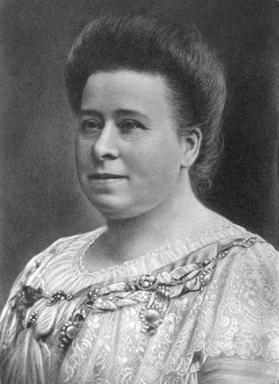Naisen muotokuva mahdollisesti Walter Nurnbergin isoäidistä, Saksa 1910 NURNBERGIN PERHEKUVAT: 12x17cm, studiomuotokuva retusoitu naisesta mahdollisesti Nurnbergin isoäidistä C1910 Valokuva Walter Nurnberg (1907-1991), joka muuttui teolliseksi valokuvaksi tekijältä Unbekannt