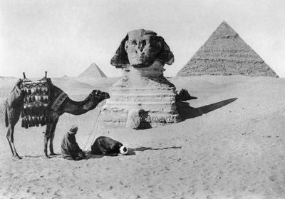 Rukoilemassa sfinksin edessä, Kairo, Egypti, 1920-luku tekijältä Unbekannt