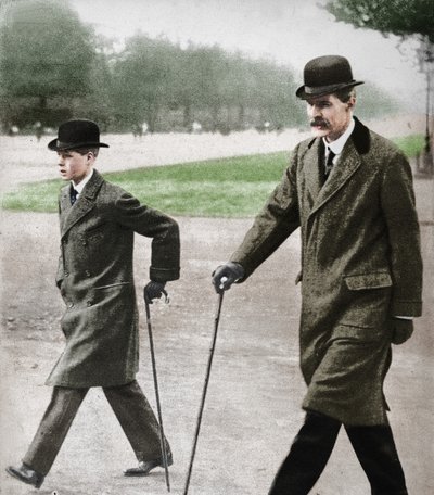 Prinssi Edward kävelemässä opettajansa HP Hansellin kanssa Auteuilissa, Ranskassa, 1912 1936. tekijältä Unbekannt
