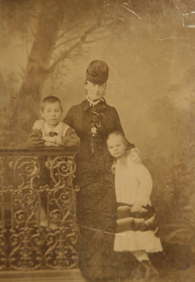 Prinsessa Ekaterina Mikhailovna Jurievskaja lasten Georgin ja Olgan kanssa, 1870-luvun loppu - 1880-luvun alku. tekijältä Unbekannt