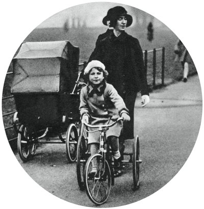 Prinsessa Elizabeth ajaa kolmipyörällä, maaliskuu 1932, 1937 tekijältä Unbekannt